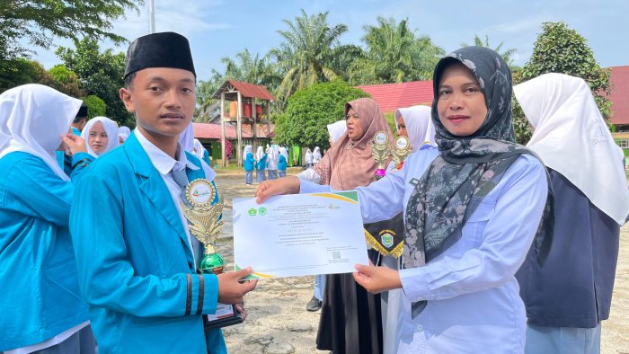 Siswa XI MIPA 2 Raih Juara 3 Pidato Arab PORSENI MAN 1 Bungo