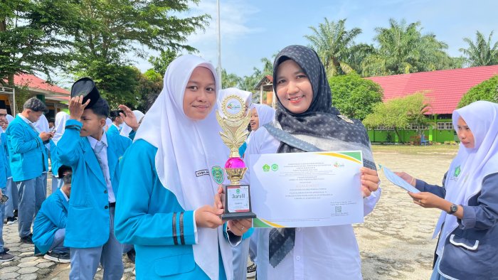 XI MIPA 2 Raih Juara 3 Lomba Mading PORSENI XI