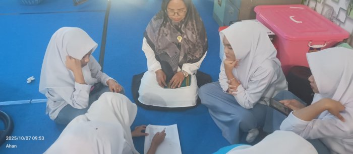 Guru Piket MAN 1 Bungo Tetap Bertugas Saat Hujan Lebat