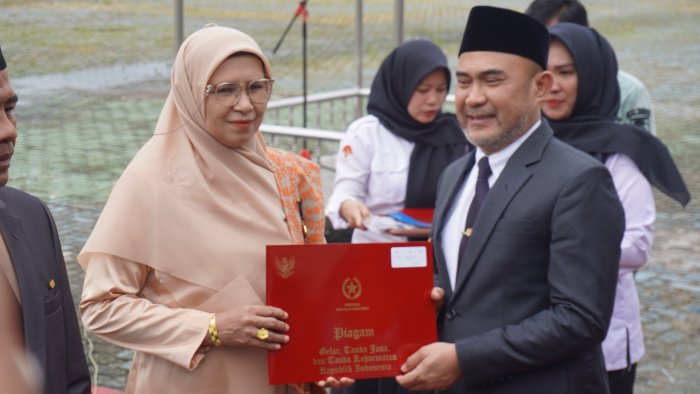 Dra Helmiati Terima Satyalencana Karya Satya atas 30 Tahun Pengabdian