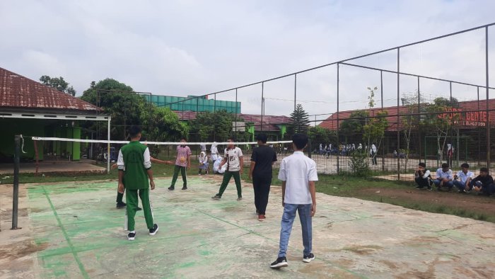 XII IPS 2 dan XII Bahasa Bersaing Ketat di Sepak Takraw