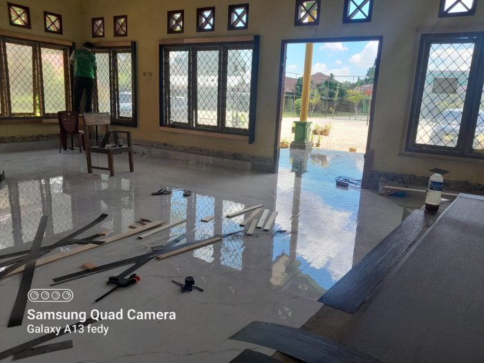 ASN MAN 1 Bungo Gotong Royong Renovasi Aula Madrasah