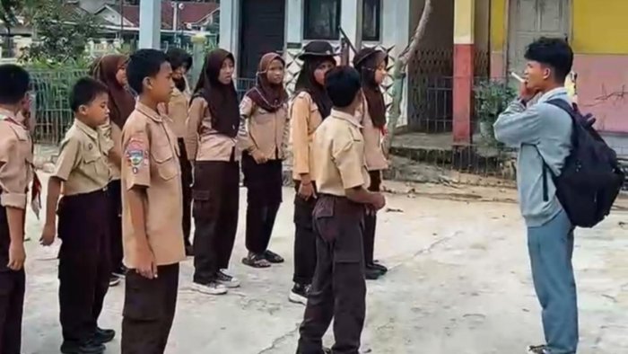 Anggota Pramuka MAN 1 Bungo Latih Siswa SDN 32 Muara Bungo
