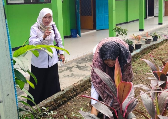 Wali Kelas X Bahasa MAN 1 Bungo Gotong Royong Cangkul Taman Kelas, Wujudkan Lingkungan Belajar Asri Wali Kelas X Bahasa MAN 1 Bungo Gotong Royong Cangkul Taman Kelas, Wujudkan Lingkungan Belajar Asri