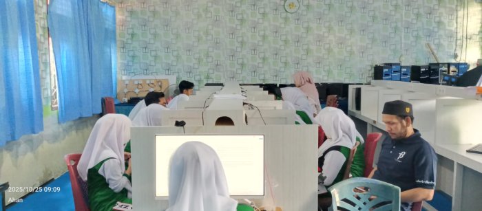 Tim Redaksi Mansalits Lembur Rampungkan Majalah Digital Perdana