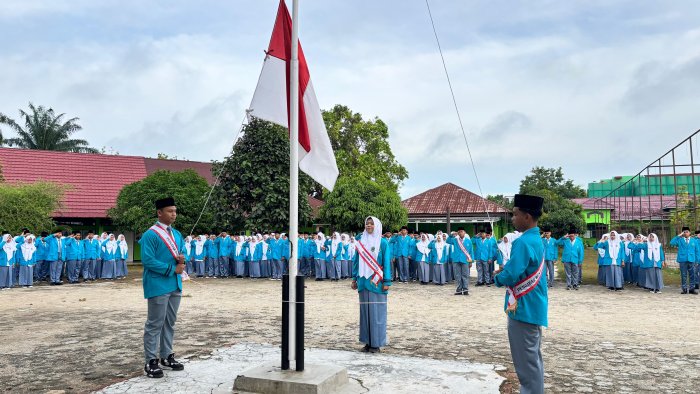 Upacara Senin MAN 1 Bungo Berlangsung Khidmat, XII MIPA 2 Banjir Pujian!