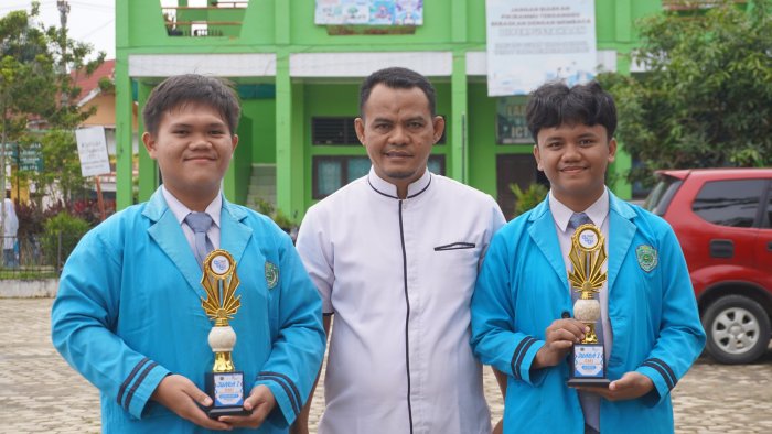Dua Siswa MAN 1 Bungo Peroleh Piagam OMI Jambi
