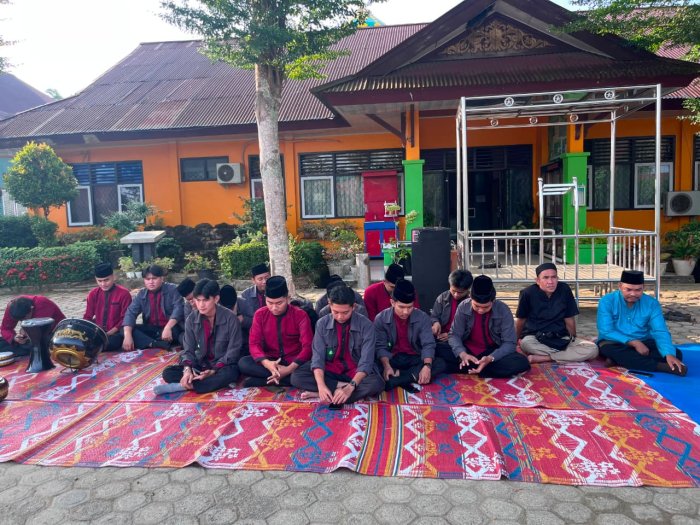 MAN 1 Bungo Gelar Pembacaan Surah Yasin dan Kultum Jumat Pagi untuk Perkuat Karakter Religius Murid MAN 1 Bungo Gelar Pembacaan Surah Yasin dan Kultum Jumat Pagi untuk Perkuat Karakter Religius Murid